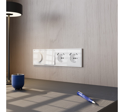 Розетка встраиваемая VOLTUM S70 с заземлением и защитными шторками, 16А, с USB, A+A, (белый глянцевы Розетка встраиваемая VOLTUM S70 с заземлением и защитными шторками, 16А, с USB, A+A, (белый глянцевы