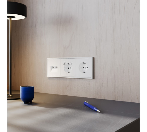 Розетка встраиваемая VOLTUM S70 с заземлением и защитными шторками, 16А, с USB, A+С, (белый матовый) Розетка встраиваемая VOLTUM S70 с заземлением и защитными шторками, 16А, с USB, A+С, (белый матовый)