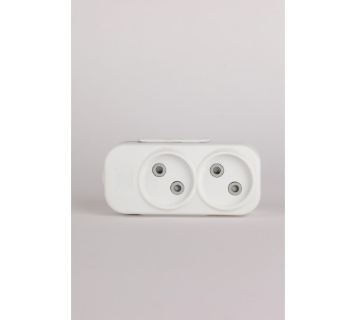 Колодка 2вх с защитными шторками ELBI Myra 527-010200-200 Колодка 2вх с защитными шторками ELBI Myra 527-010200-200