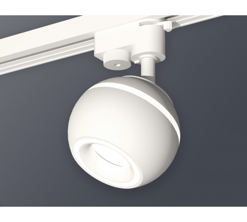 Трековый однофазный светильник с подсветкой Ambrella Light Track System XT1101030 (A2520, C1101, N7110) Трековый однофазный светильник с подсветкой Ambrella Light Track System XT1101030 (A2520, C1101, N7110)