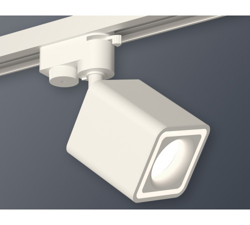 Трековый однофазный светильник Ambrella Light Track System XT7812020 (A2520, C7812, N7715) Трековый однофазный светильник Ambrella Light Track System XT7812020 (A2520, C7812, N7715)