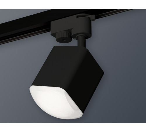 Трековый однофазный светильник Ambrella Light Track System XT7813023 (A2521, C7813, N7756) Трековый однофазный светильник Ambrella Light Track System XT7813023 (A2521, C7813, N7756)