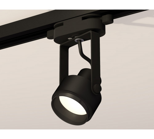 Трековый однофазный светильник Ambrella Light Track System XT6602020 (C6602, N6121) Трековый однофазный светильник Ambrella Light Track System XT6602020 (C6602, N6121)