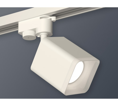 Трековый однофазный светильник Ambrella Light Track System XT7812022 (A2520, C7812, N7755) Трековый однофазный светильник Ambrella Light Track System XT7812022 (A2520, C7812, N7755)