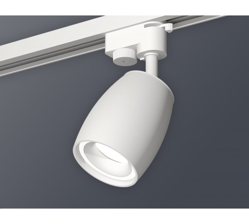 Трековый однофазный светильник Ambrella Light Track System XT1122001 (A2520, C1122, N7110) Трековый однофазный светильник Ambrella Light Track System XT1122001 (A2520, C1122, N7110)