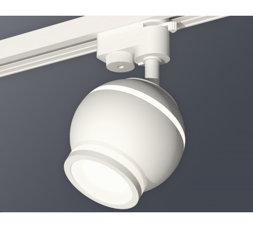 Трековый однофазный светильник с подсветкой Ambrella Light Track System XT1101040 (A2520, C1101, N7120) Трековый однофазный светильник с подсветкой Ambrella Light Track System XT1101040 (A2520, C1101, N7120)
