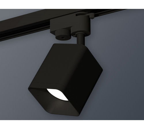 Трековый однофазный светильник Ambrella Light Track System XT7813001 (A2521, C7813, N7702) Трековый однофазный светильник Ambrella Light Track System XT7813001 (A2521, C7813, N7702)