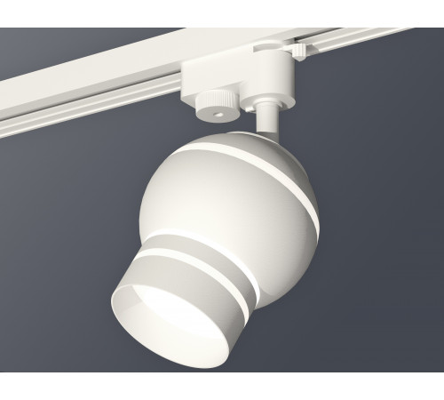 Трековый однофазный светильник с подсветкой Ambrella Light Track System XT1101050 (A2520, C1101, N7141) Трековый однофазный светильник с подсветкой Ambrella Light Track System XT1101050 (A2520, C1101, N7141)