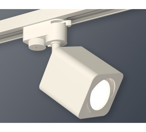 Трековый однофазный светильник Ambrella Light Track System XT7812010 (A2520, C7812, N7710) Трековый однофазный светильник Ambrella Light Track System XT7812010 (A2520, C7812, N7710)