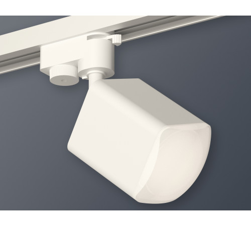 Трековый однофазный светильник Ambrella Light Track System XT7812023 (A2520, C7812, N7756) Трековый однофазный светильник Ambrella Light Track System XT7812023 (A2520, C7812, N7756)