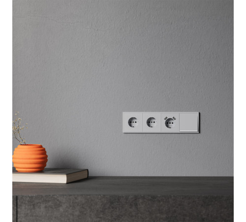 Накладка для розетки с заземлением и защитными шторками Voltum S70 (серый) VLS000716