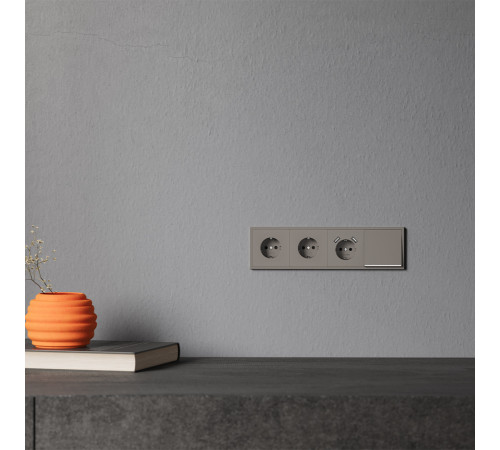 Накладка для розетки с заземлением и защитными шторками Voltum S70 (капучино) VLS000714